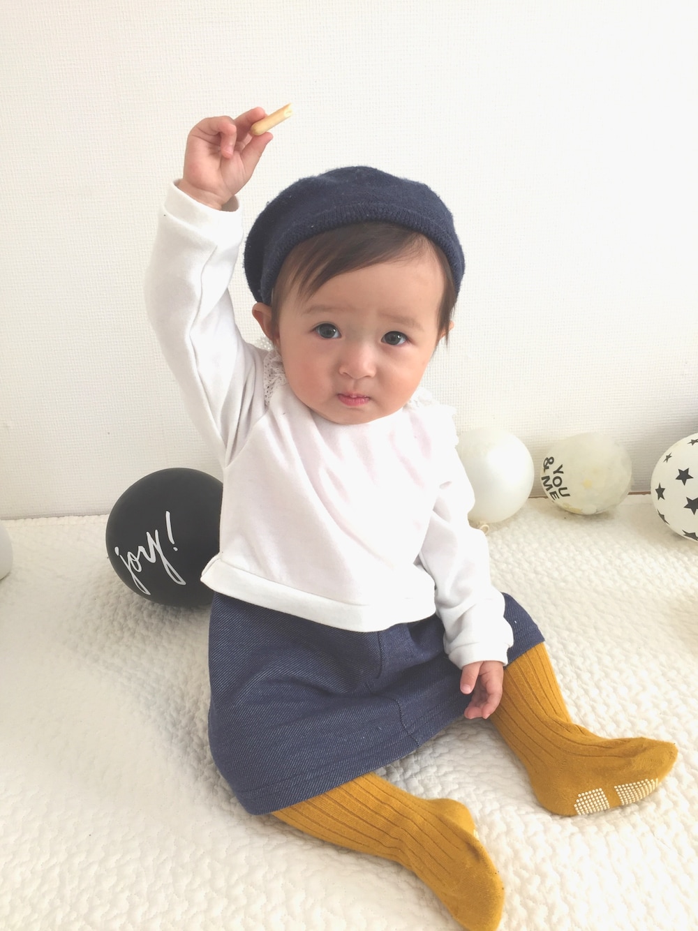 「comme ca ism、韓国子供服、しまむら、しまむらタイツ、しまむらコーデ、ベビーコーデ、ベレー帽、からし色、ワンピース、おんなのこ」｜「COMME CA ISMの肩フリルのブルマ付ドレス（ワンピース、ホワイト系）」を使った、mitsuba1119さん（キッズ・70cm）の秋コーディネートの1枚目の写真