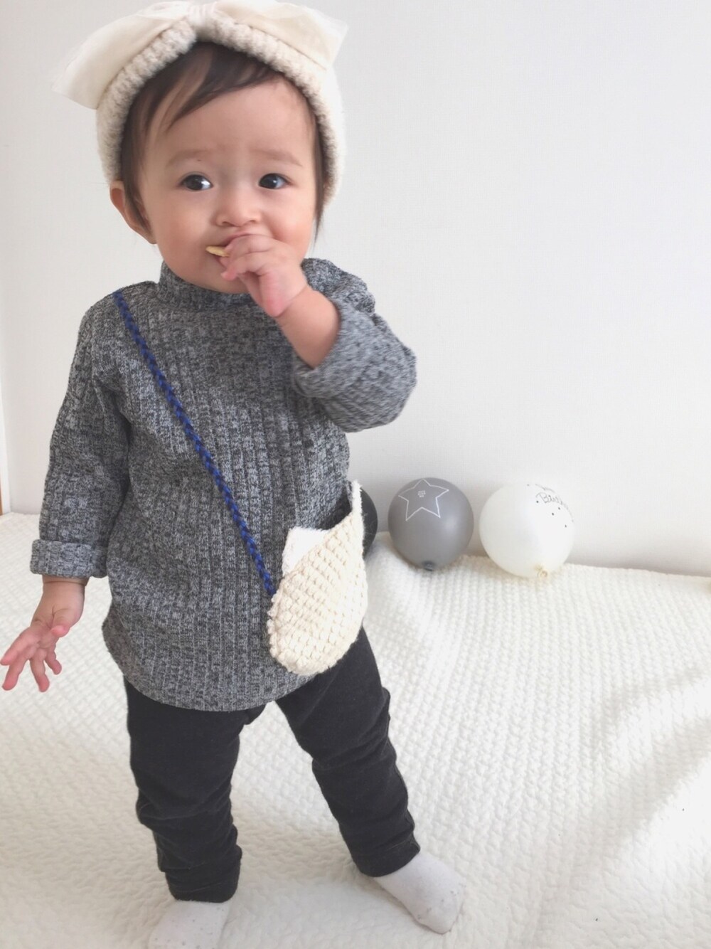 「BABYCHEER、sense of wonder、ユニクロ、ユニジョ、ネコ柄、ネコ、ベビーコーデ、1歳、おんなのこ、女の子ベビー」｜「baby cheerのねこポシェ リブニットハイネックTシャツ（Tシャツ/カットソー、グレー系）」を使った、mitsuba1119さん（キッズ・70cm）の秋コーディネートの1枚目の写真