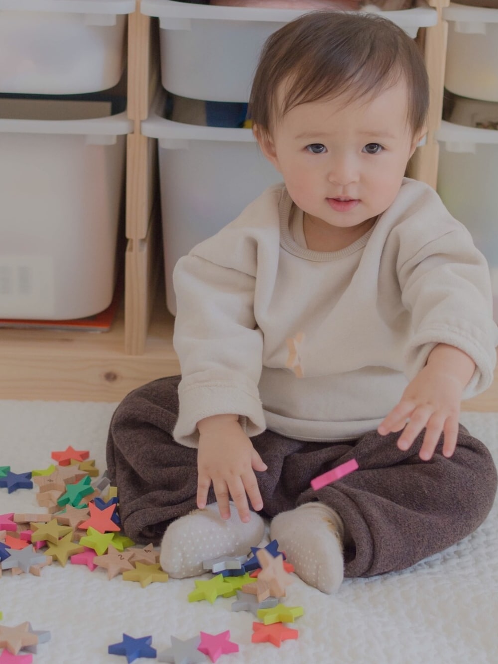ホワイト系のトップス、ブラウン系のパンツ、その他のおもちゃを着用したキッズの冬コーディネートの1枚目の写真