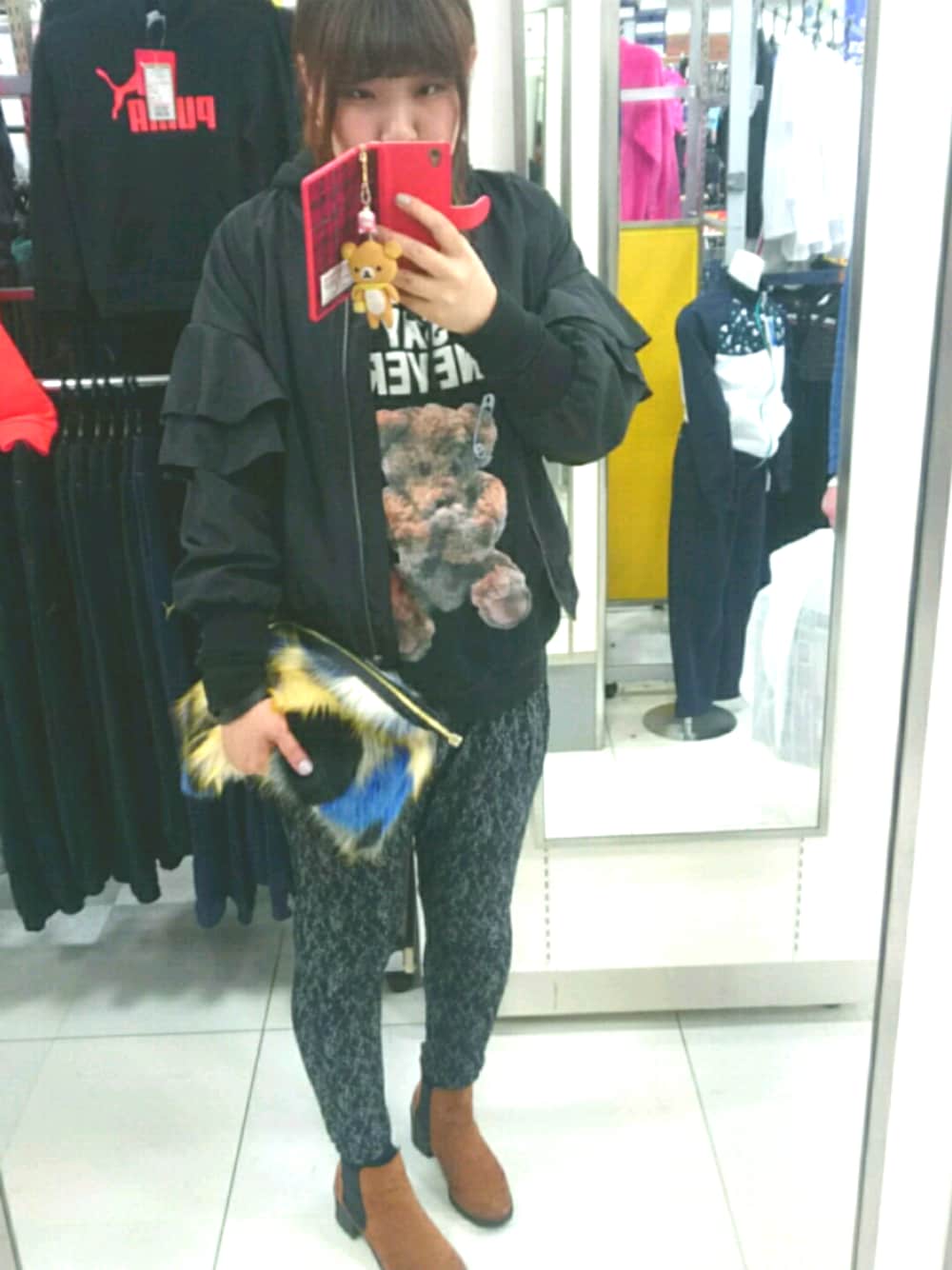 「黒、真っ黒コーデ、近所ぶらぶら、プチプラ」｜「earth music&ecologyのアイテム（その他パンツ、ブラック系）」を使った、ぱんださんさん（レディース・176cm）の冬コーディネートの1枚目の写真