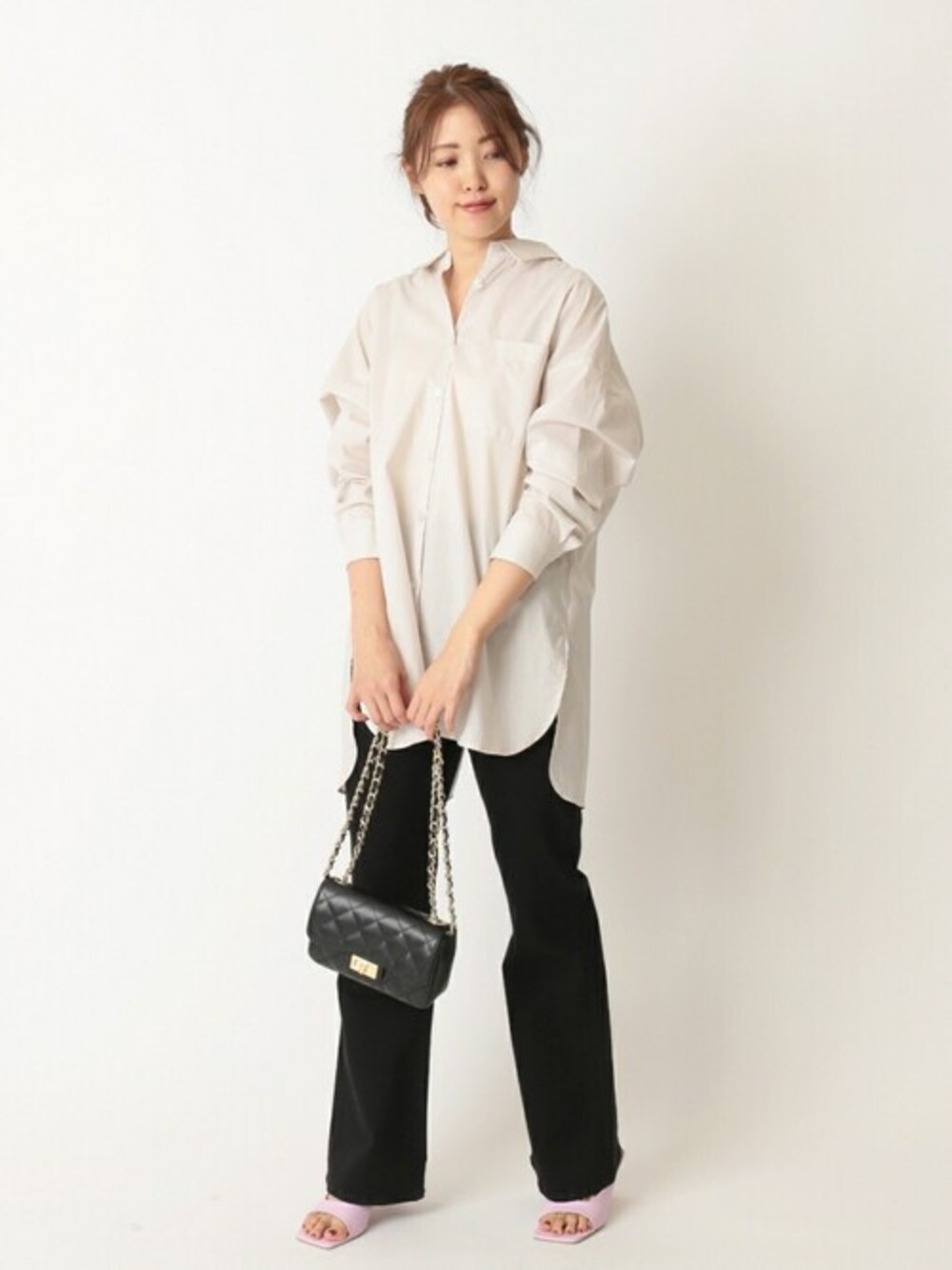 「シャツ、ショルダーバッグ、トップス、デニムパンツ、サンダル、ミュール、U by SPICK&SPAN、ユーバイ　スピックアンドスパン」｜「U by SPICK&SPANのバックリボンシャツ◆（シャツ/ブラウス、ホワイト系）」を使った、sayakaさん（レディース・161cm）の冬コーディネートの1枚目の写真