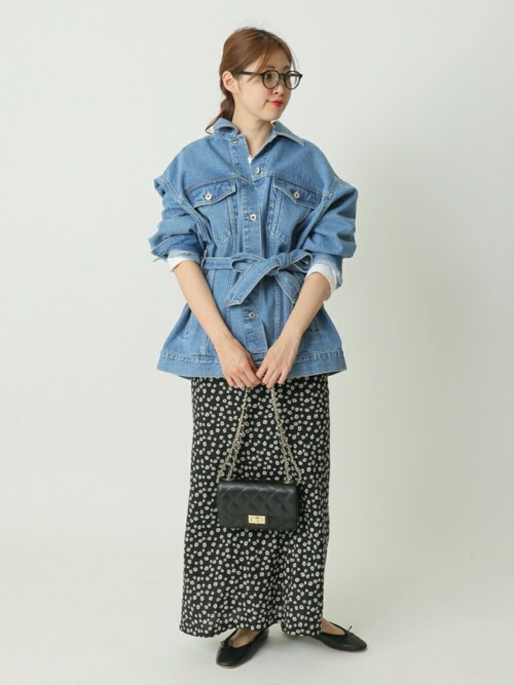「カットソー、デニム、アウター、スカート、花柄、ロングスカート、Gジャン、U by SPICK&SPAN、ユーバイ　スピックアンドスパン、ubyspickspan」｜「U by SPICK&SPANのベルト付きGジャン◆（デニムジャケット、ブルー系）」を使った、sayakaさん（レディース・161cm）の冬コーディネートの1枚目の写真