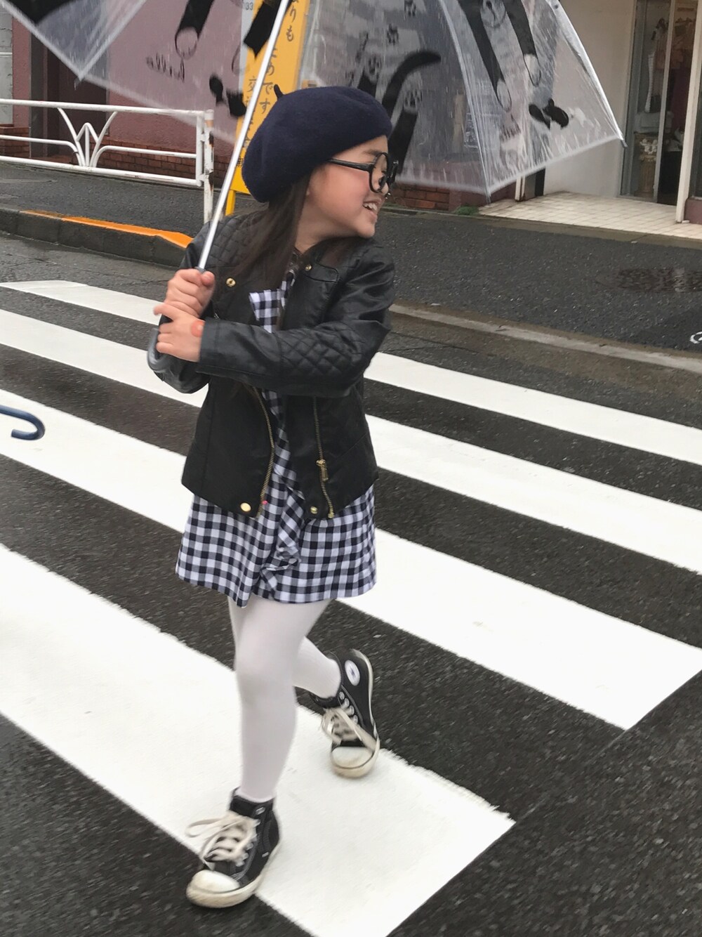 「ギンガムチェック、ワンピース、ワンピース×スニーカー、ベレー帽、ベレー帽×メガネ、ライダース」｜「H&Mのアイテム（ライダースジャケット、ブラック系）」を使った、chihiroさん（キッズ・120cm）の春コーディネートの1枚目の写真