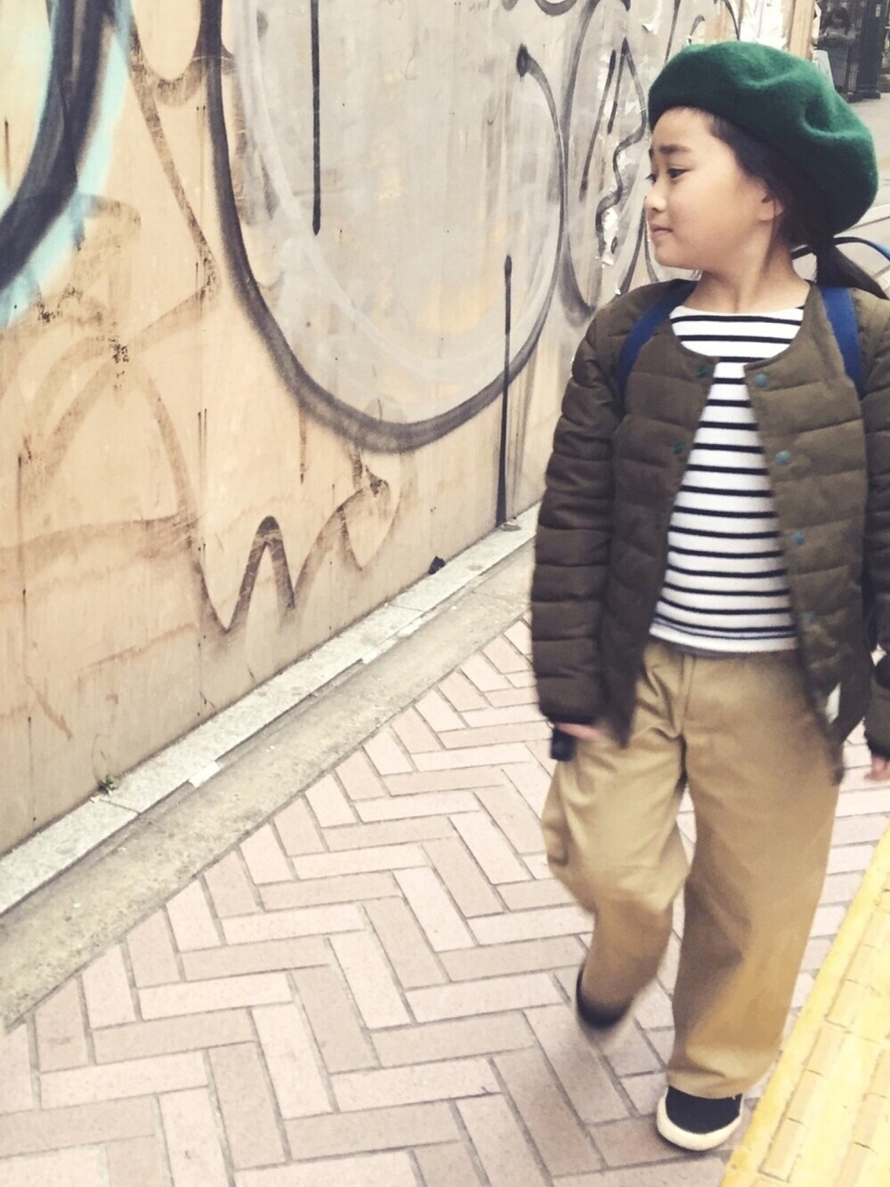「シンプル、ボーダー、チノパン」｜「MOUN TEN.のアイテム（パンツ、ベージュ系）」を使った、chihiroさん（キッズ・120cm）の春コーディネートの1枚目の写真
