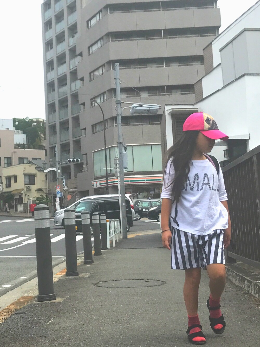 「夏、パンツスタイル、ホワイト、nunuforme、pug」｜「nunuformeのアイテム（Tシャツ/カットソー、ホワイト系）」を使った、chihiroさん（キッズ・120cm）の夏コーディネートの1枚目の写真