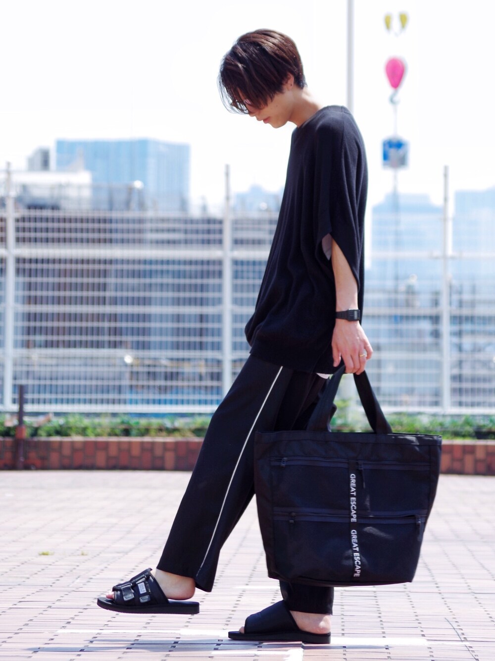 「ゆるコーデ、ブラック、黒、ビッグシルエット、ビッグT、ワイドパンツ、サンダル、夏コーデ、ラフ、Lui's」｜「Lui'sのニットポンチョ（その他トップス、ブラック系）」を使った、アライ@youtubeさん（メンズ・176cm）の夏コーディネートの1枚目の写真