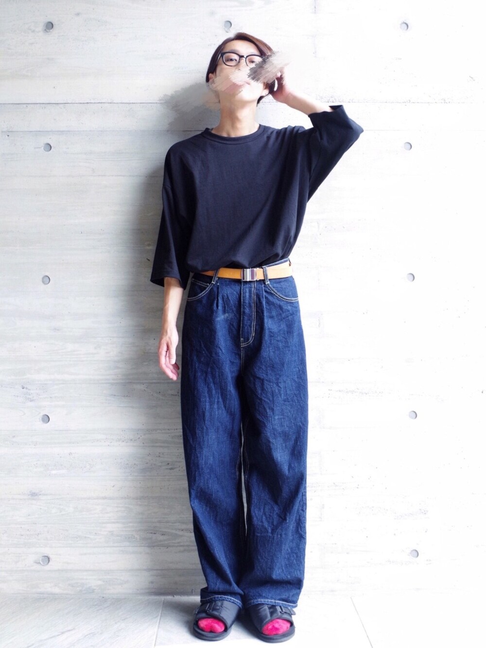 「夏、カジュアル、Tシャツ、タックイン、シンプル、メガネ男子、黒、ワイドデニム、ビッグシルエット、Lui's」｜「Lui'sのLui's(ルイス) 7分袖BIGTシャツ（Tシャツ/カットソー、ブラック系）」を使った、アライ@youtubeさん（メンズ・176cm）の夏コーディネートの1枚目の写真