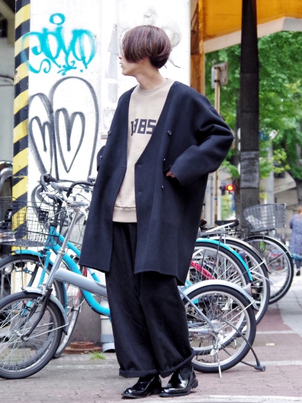「ゆるコーデ、黒、ブラック、ベージュ、スウェット、ワイドパンツ、コート、Lui's、CLANE、冬コーデ」｜「lot holonの【lot holon/ロット ホロン】 ノーカラーダブルコート（チェスターコート、ブラック系）」を使った、アライ@youtubeさん（メンズ・176cm）の秋コーディネートの1枚目の写真