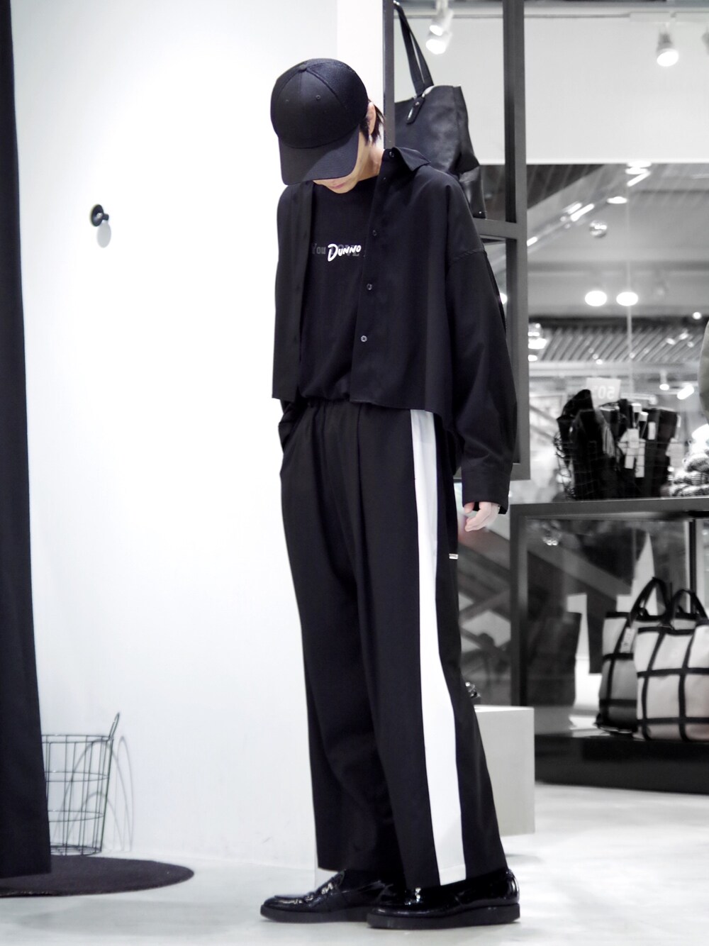 「ブラック、オールブラック、スラックス、ワイドパンツ、スポーツミックス、短丈、短丈トップス、シャツスタイル、Lui's、黒」｜「Lui'sの【WEB限定】 ワイド 太ラインパンツ（スラックス、ブラック系）」を使った、アライ@youtubeさん（メンズ・176cm）の冬コーディネートの1枚目の写真