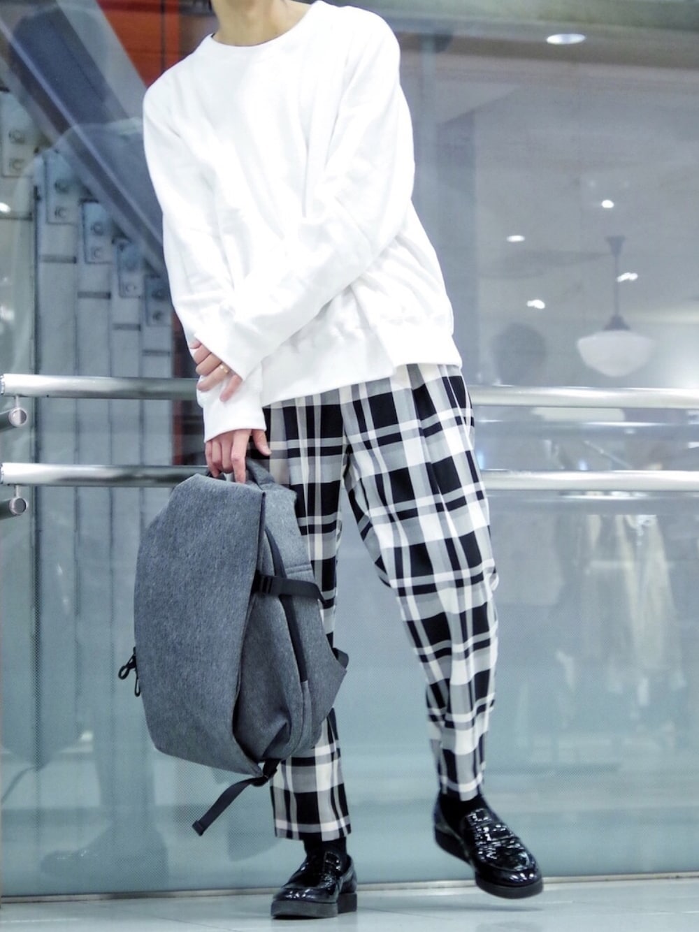 「スウェット、チェックパンツ、カジュアルコーデ、春コーデ、Dr.Martens、白ニット、革靴、cote&ciel、Lui's、ビッグシルエット」｜「Lui'sの3DBIGスウェット（スウェット、ホワイト系）」を使った、アライ@youtubeさん（メンズ・176cm）の冬コーディネートの1枚目の写真