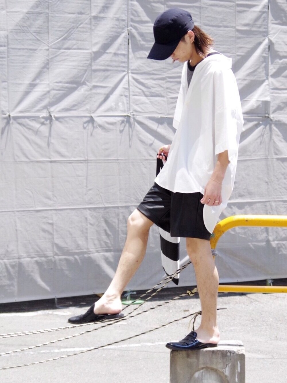 「白シャツ、白Tシャツ、ショートパンツ、ビックシルエット、モノトーン、オトナカジュアル、キャップ、シャツスタイル、Lui's、スリッパ」｜「Lui'sのBIG7分袖シャツ（シャツ/ブラウス、ホワイト系）」を使った、アライ@youtubeさん（メンズ・176cm）の夏コーディネートの1枚目の写真