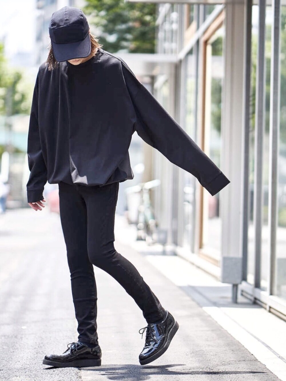 「ビッグシルエット、ビッグT、黒スキニー、黒、オールブラック、スキニーデニム、革靴、黒Tシャツ、Lui's、キャップ」｜「Lui'sのスーパービッグ ポンチプルオーバー（スウェット、ブラック系）」を使った、アライ@youtubeさん（メンズ・176cm）の夏コーディネートの1枚目の写真