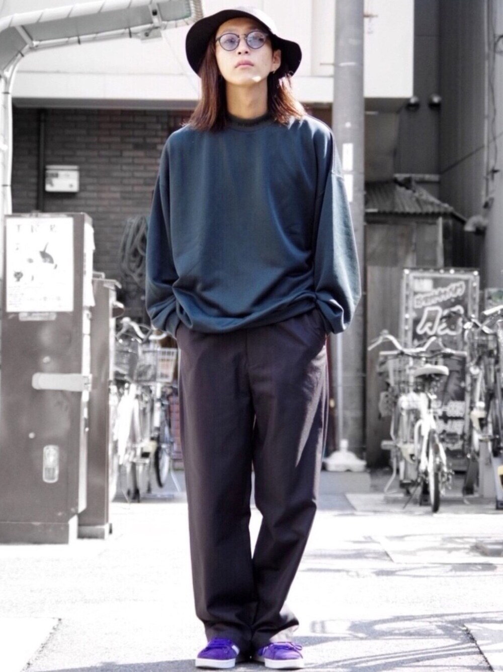 グリーン系のスウェット、ブラック系のその他パンツ、その他のその他を着用したメンズの秋コーディネートの1枚目の写真