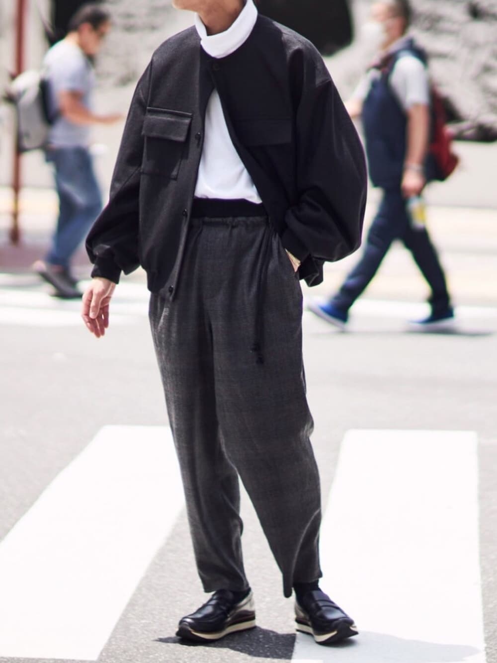 「黒コーデ、エトセンス、ETHOSENS、Lui's、ルイス(Lui's)、タートルネック、冬コーデ、おしゃれさんと繋がりたい、大人カジュアル、黒」｜「ETHOSENSの【ETHOSENS×Lui's/エトセンス×ルイス】 ノーカラー ビッグシルエット ブルゾン（ブルゾン、ブラック系）」を使った、アライ@youtubeさん（メンズ・176cm）の秋コーディネートの1枚目の写真