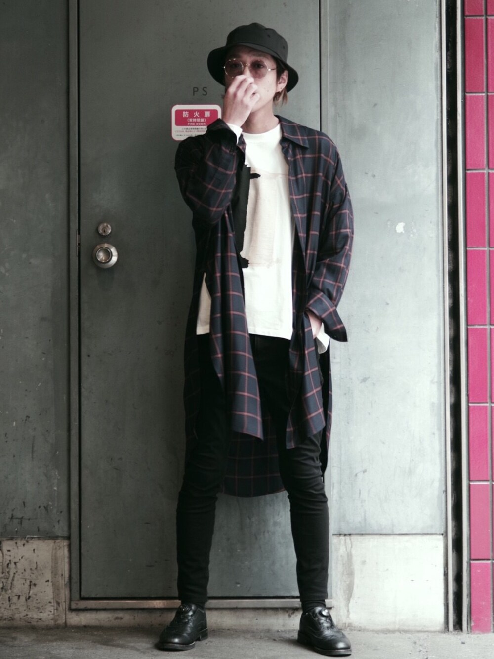 「黒スキニー、ロングシャツ、スキニーデニム、バケットハット、ビックシルエット、ブラック、シンプル、お洒落さんとつながりたい、Lui's、CLANE」｜「1sinの【1sin/イッシン】別注バケットハット（ハット、ブラック系）」を使った、アライ@youtubeさん（メンズ・176cm）の冬コーディネートの1枚目の写真