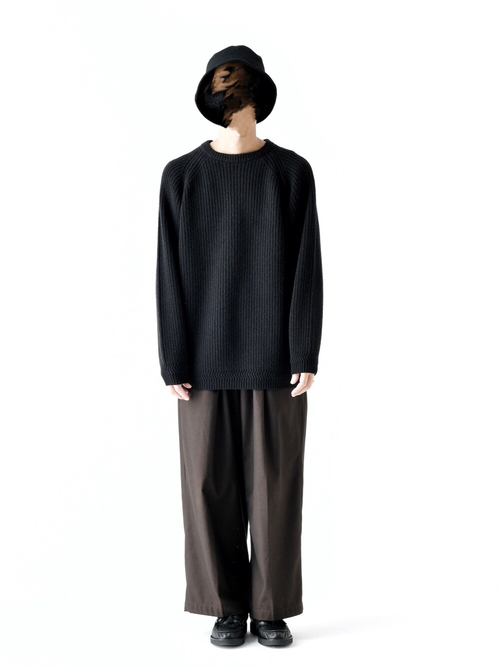 「wearhalloween2019、秋コーデ、秋冬コーデ、ニット、バケットハット、ブラウン、ゆるコーデ、オトナカジュアル、Lui's、ニットスタイル」｜「Lui'sのオリジナルファブリックウール混 ワイドパンツ セットアップ4シリーズ（スラックス、ブラウン系）」を使った、アライ@youtubeさん（メンズ・176cm）の秋コーディネートの1枚目の写真