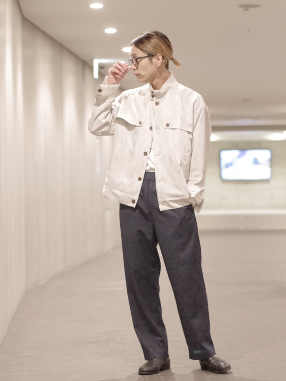 「柄パンツ、春、ホワイトコーデ、ホワイト、CLANE、CLANEHOMME、Lui's、ワイドパンツ、めがね、オトナカジュアル」｜「CLANEのアイテム（ジャケット/アウター、ホワイト系）」を使った、アライ@youtubeさん（メンズ・176cm）の冬コーディネートの1枚目の写真