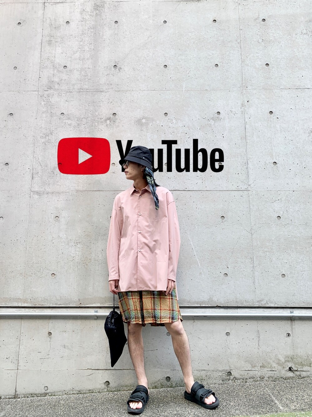 「バケットハット、SHINYA KOZUKA、SHINYAKOZUKA、ショートパンツ、ハーフパンツ、シャツスタイル、大人カジュアル、巾着バッグ、巾着、youtube」｜「CPHの【CPH/シープラスヘッドウェア】bucket hat（ハット、ブラック系）」を使った、アライ@youtubeさん（メンズ・176cm）の春コーディネートの1枚目の写真