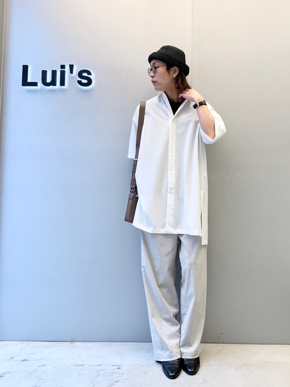 「オールホワイト、オールホワイトコーデ、ホワイトコーデ、白パンツ、サングラススタイル、白シャツ、Lui's、オーバーサイズ、ラクチンコーデ、シャツ」｜「Lui'sのレーヨン麻混イージーパンツ（スラックス、グレー系）」を使った、アライ@youtubeさん（メンズ・176cm）の春コーディネートの1枚目の写真