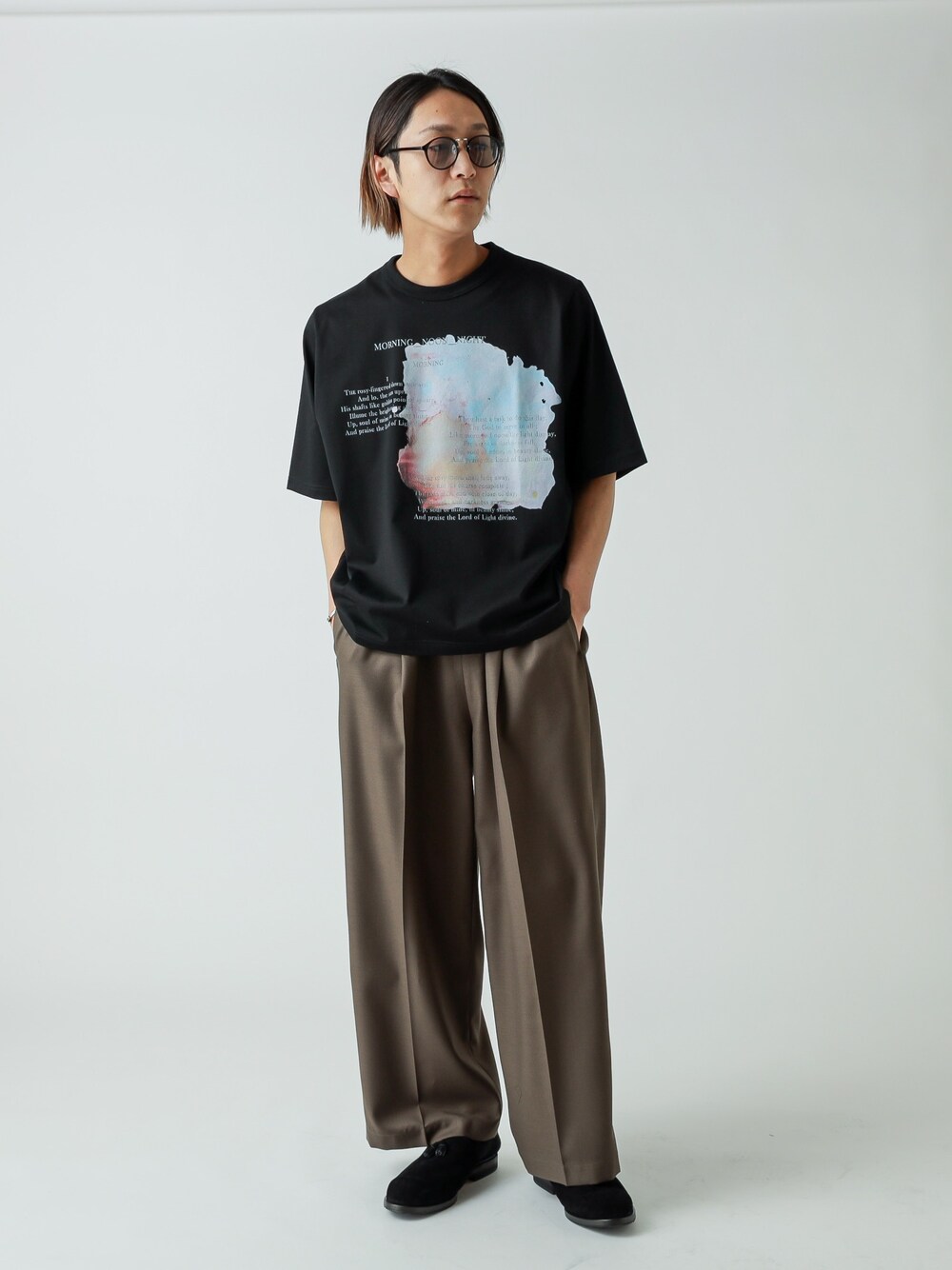 「Tシャツ、プリントT、夏コーデ、シンプルコーデ、ワイドパンツ、ビッグT、くすみカラー、スリッパ、Lui's、オトナカジュアル」｜「Lui'sのROSY FINGERD ワイドTシャツ（Tシャツ/カットソー、ブラック系）」を使った、アライ@youtubeさん（メンズ・176cm）の春コーディネートの1枚目の写真