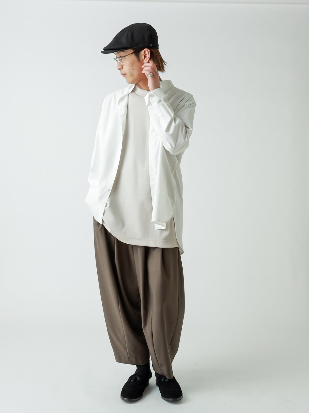 「バルーンパンツ、ワイドパンツ、シャツスタイル、白シャツ、ゆるコーデ、春夏コーデ、きれいめカジュアル、白Tシャツ、Lui's、スリッパ」｜「Lui'sのビッグダブルカフス ドレスシャツ（シャツ/ブラウス、ホワイト系）」を使った、アライ@youtubeさん（メンズ・176cm）の夏コーディネートの1枚目の写真