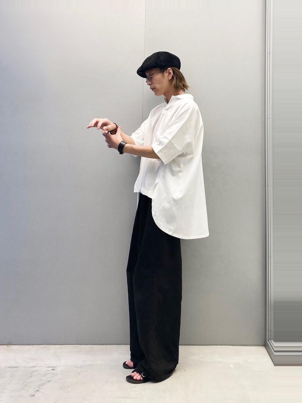 「ゆるコーデ、モノトーン、夏コーデ、ワイドパンツ、キャスケット、Hender Scheme、Lui's、ビックシルエット、ラフ、サンダル」｜「Hender SchemeのHender Scheme pigskin casquette (is-rc-cas)（キャスケット、ブラック系）」を使った、アライ@youtubeさん（メンズ・176cm）の夏コーディネートの1枚目の写真