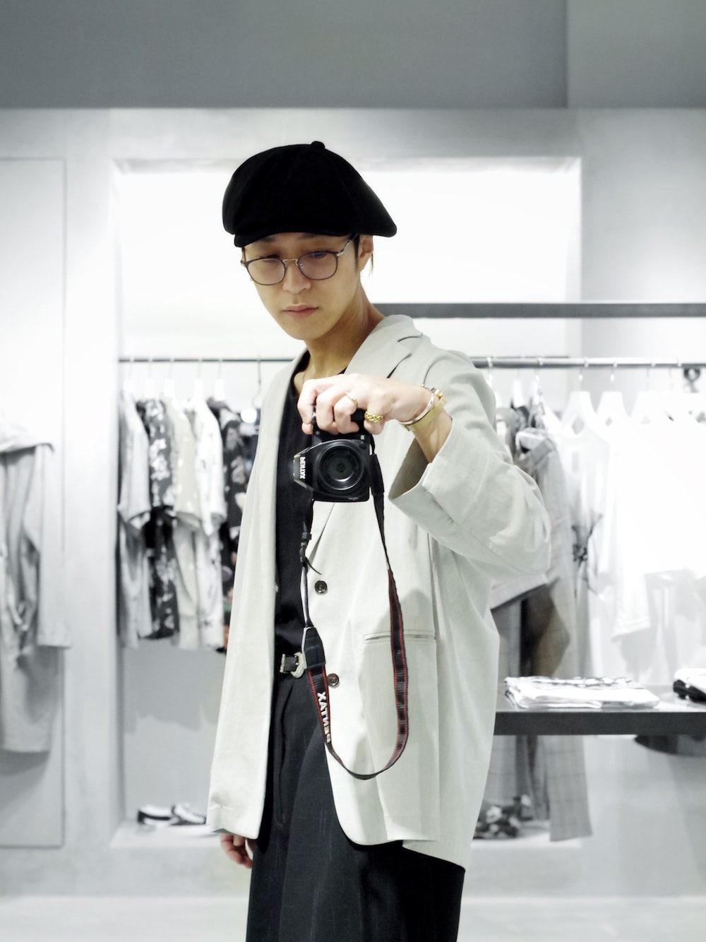 「白ジャケット、ホワイトコーデ、ホワイト、ジャケットスタイル、Hender Scheme、キャスケット、タックイン、黒Tシャツ、Lui's、メガネ男子」｜「Lui'sのレーヨン麻混リラックスジャケット（テーラードジャケット、グレー系）」を使った、アライ@youtubeさん（メンズ・176cm）の夏コーディネートの1枚目の写真
