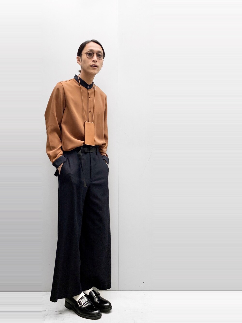 「ワイドパンツ、シャツスタイル、ETHOSENS、Lui's、タックイン、バンドカラーシャツ、サングラス、秋コーデ、バギーパンツ、秋色」｜「Lui'sのスタンドカラークレリックシャツ（シャツ/ブラウス、レッド系）」を使った、アライ@youtubeさん（メンズ・176cm）の夏コーディネートの1枚目の写真