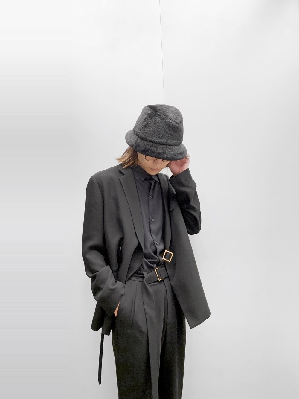 「CULLNI、クルニ、セットアップ、バケットハット、秋コーデ、ブラック、Lui's、シャツスタイル、セットアップスタイル、ファー小物」｜「CULLNIの2020春夏　タイロッケンテーラードジャケット（テーラードジャケット、ブラック系）」を使った、アライ@youtubeさん（メンズ・176cm）の秋コーディネートの1枚目の写真