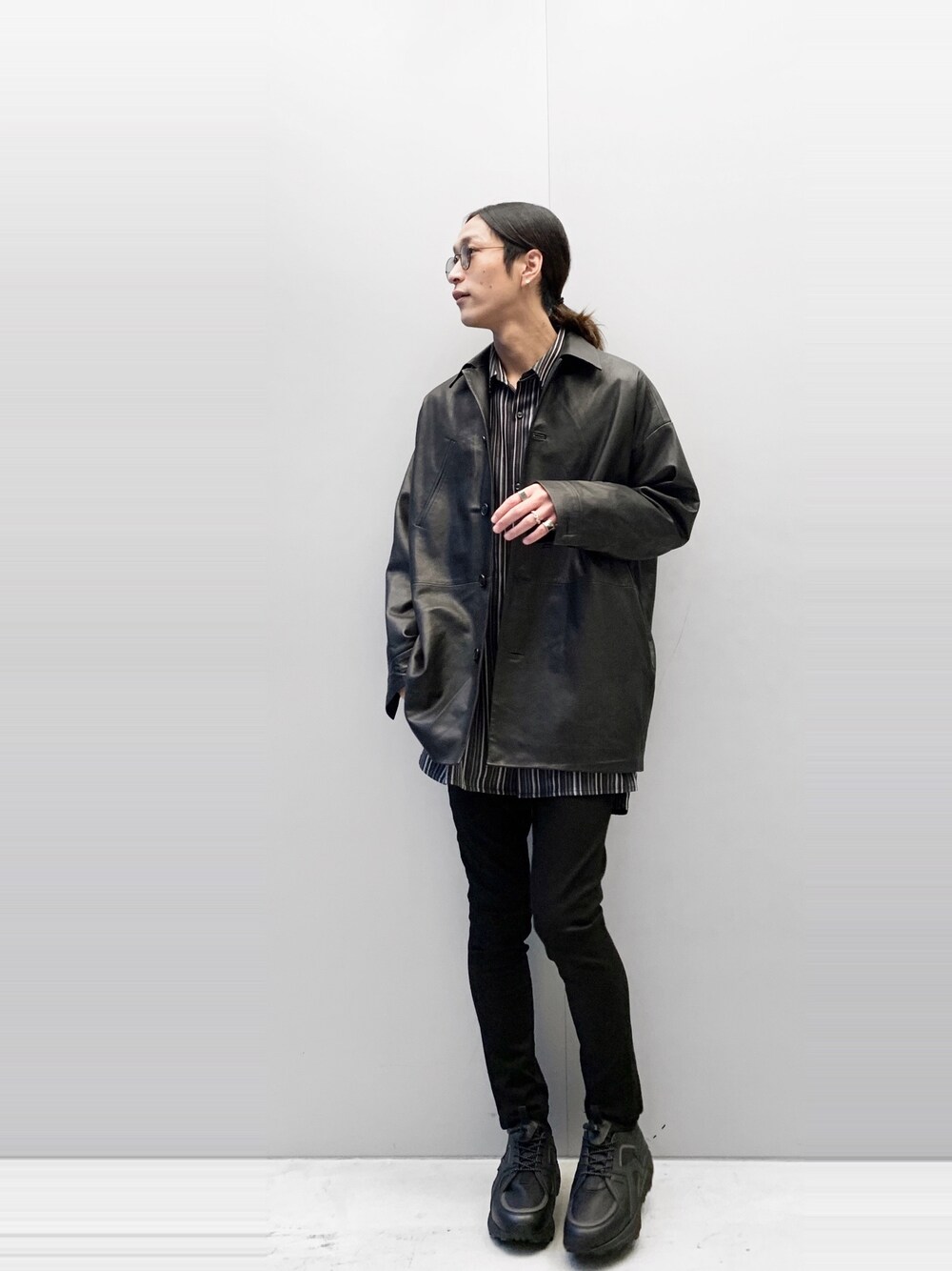 「黒スキニー、スキニー、スニーカーコーデ、秋コーデ、レザージャケット、ロングシャツ、Lui's、秋服準備はじめました、大人コーデ、ロン毛」｜「Lui'sのレザーカーコート（その他アウター、ブラック系）」を使った、アライ@youtubeさん（メンズ・176cm）の秋コーディネートの1枚目の写真