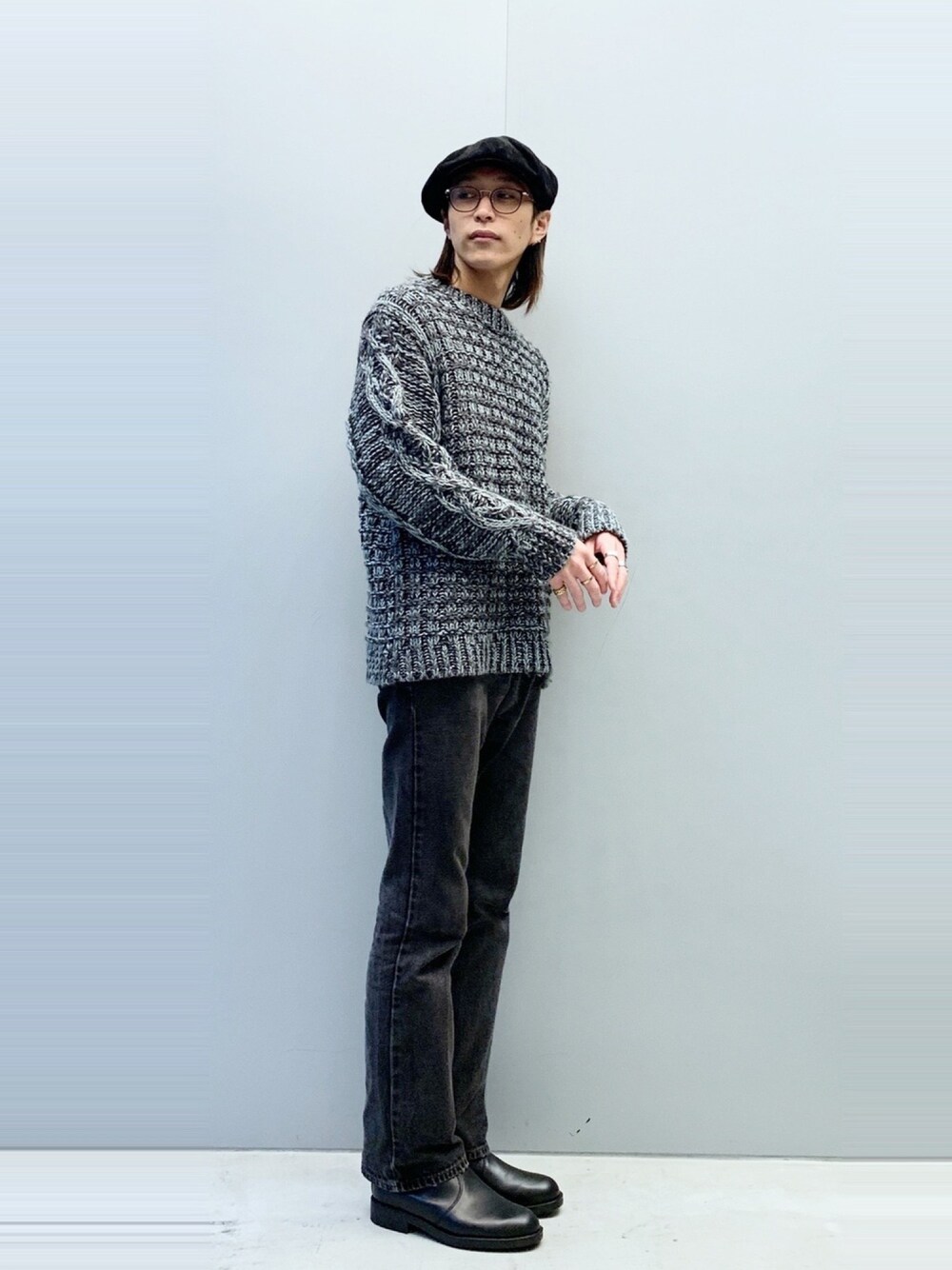 「Hender Scheme、ブーツ、KLEMAN、Lui's、ニットコーデ、デニム、デニムコーデ、リーバイス、リーバイス517、お洒落さんとつながりたい」｜「Hender SchemeのHender Scheme pigskin casquette (is-rc-cas)（キャスケット、ブラック系）」を使った、アライ@youtubeさん（メンズ・176cm）の秋コーディネートの1枚目の写真