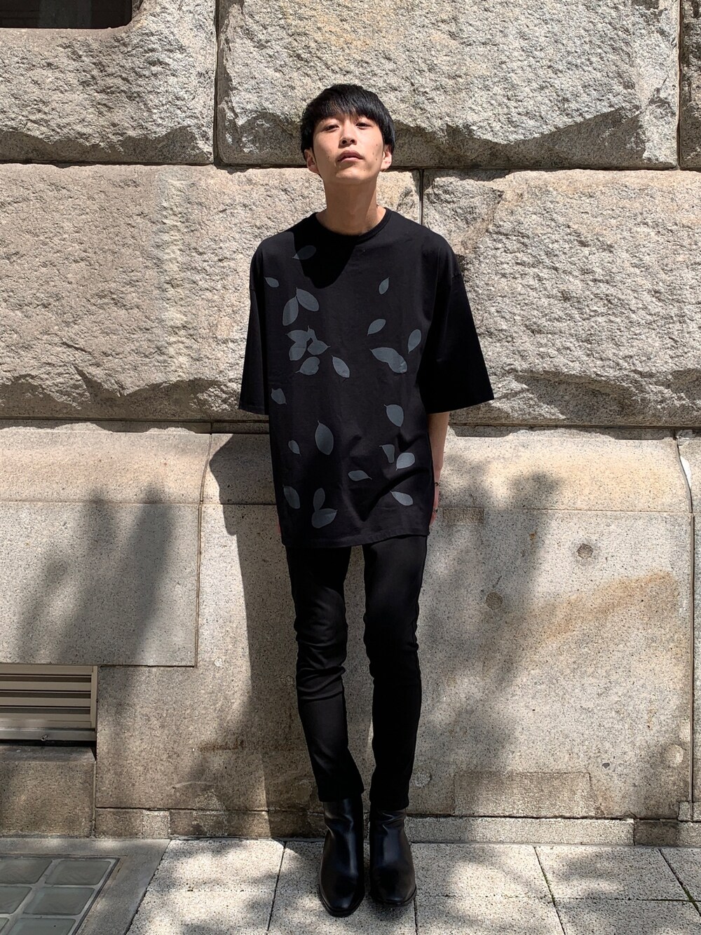 「LAD MUSICIAN、ラッドミュージシャン、ブラックコーデ、黒スキニー、スキニー、ヒールブーツ、夏コーデ、黒、オールブラック、厚底シューズ」｜「LAD MUSICIANの【LAD MUSICIAN×Lui's/ラッド ミュージシャン×ルイス】 リーフ柄スーパービッグシルエットTシャツ（Tシャツ/カットソー、ブラック系）」を使った、アライ@youtubeさん（メンズ・176cm）の春コーディネートの1枚目の写真