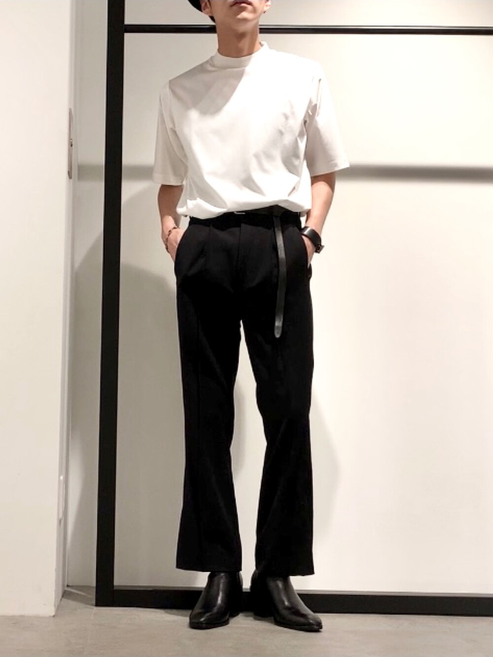 ホワイト系のTシャツ/カットソー、ブラック系のスラックス、ブラック系のドレスシューズを着用したメンズの春コーディネートの1枚目の写真