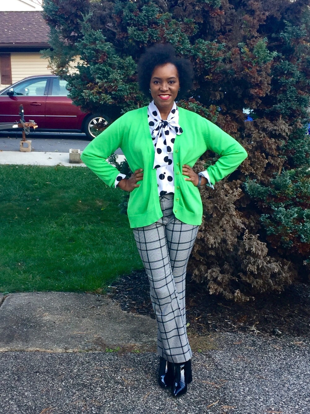 グレー系のスラックス、ホワイト系のその他トップスを着用したレディースの秋コーディネートの1枚目の写真