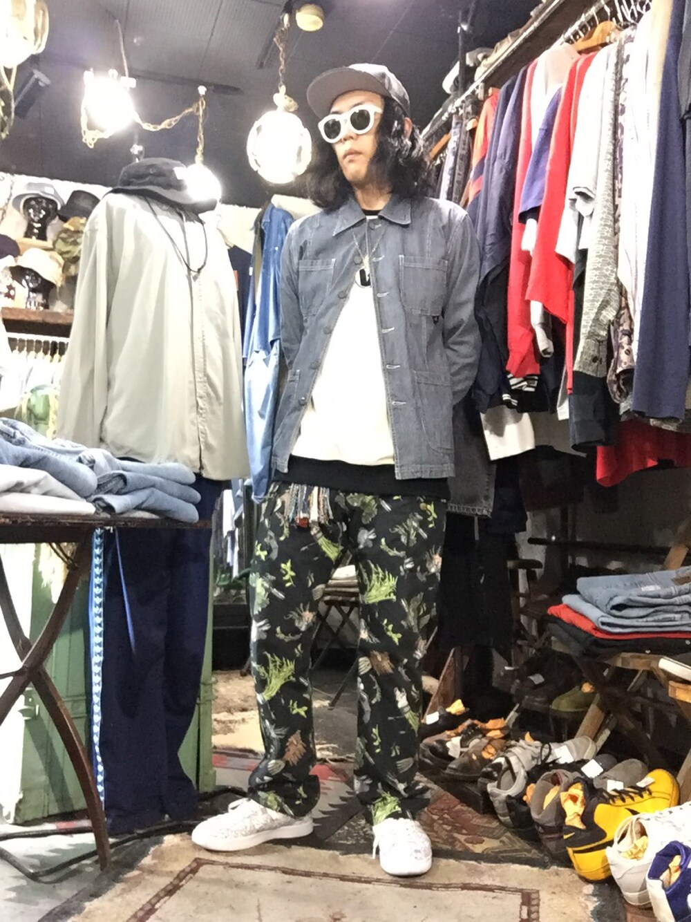 ホワイト系のスニーカー、その他のカーゴパンツ、ホワイト系のTシャツ/カットソーを着用したメンズの春コーディネートの1枚目の写真