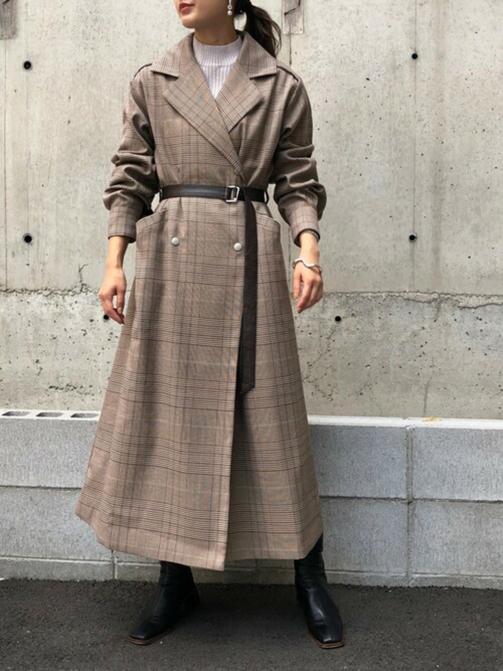 「チェック、トレンチコート、ロングコート、大人カジュアル、リブニット、きれいめカジュアル、チェックコート、羽織り、秋コーデ、アンジェム」｜「&g'aimeの【&g'aime】チェックロングトレンチコート（トレンチコート、ブラウン系）」を使った、yui(&g'aime)さん（レディース・160cm）の秋コーディネートの1枚目の写真