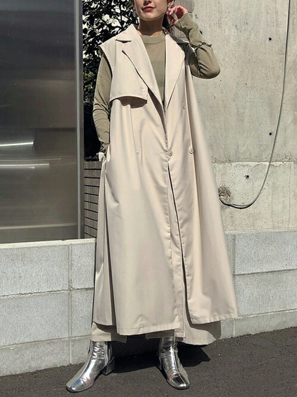 ホワイト系のワンピース、グリーン系のニット/セーター、ホワイト系のスカートを着用したレディースの冬コーディネートの1枚目の写真