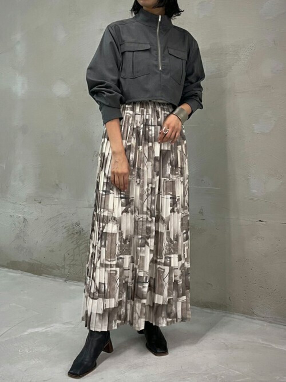 グレー系のシャツ/ブラウス、ブラック系のスカートを着用したレディースの夏コーディネートの1枚目の写真