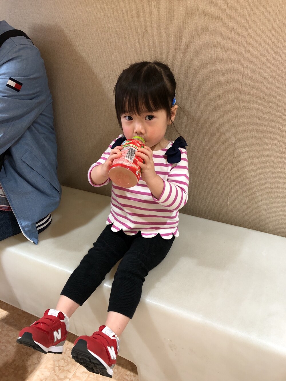 「ピンクボーダー、プティマイン、肩リボン、ユニクロレギンス」｜「petit mainのアイテム（Tシャツ/カットソー、ピンク系）」を使った、ここねさん（キッズ・80cm）の春コーディネートの1枚目の写真