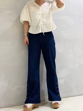「earth music&ecology（アースミュージックアンドエコロジー）のサイドボタンパンツ 〇（デニムパンツ）」を使った、amiさん（レディース・158cm）の春コーディネート