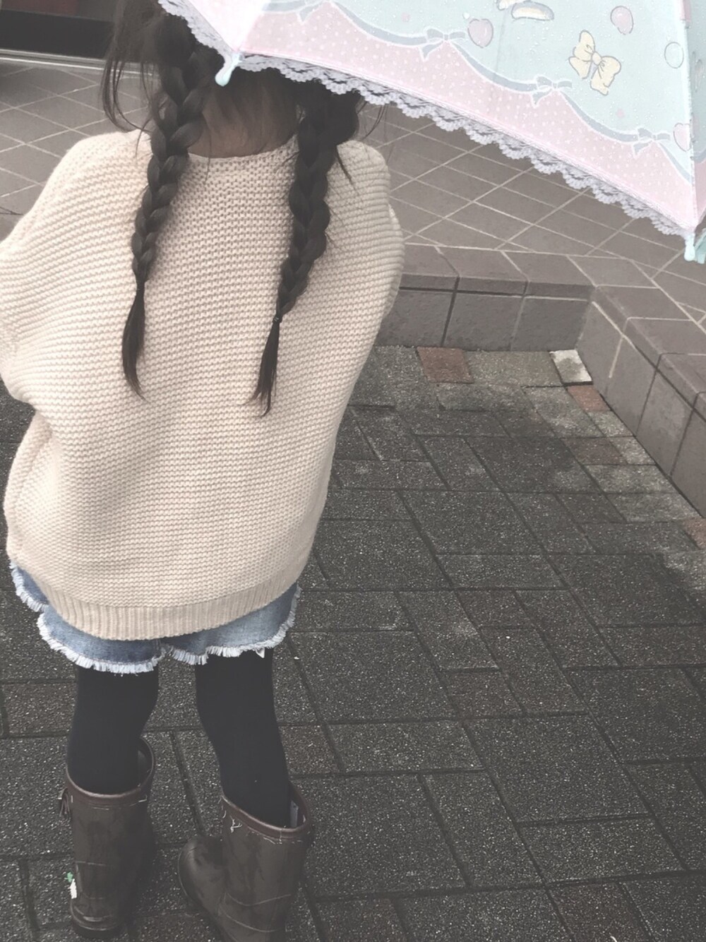 「プチプラ、バースデイ、キッズコーデ、おんなのこコーデ、雨の日コーデ、カーディガン」｜「Birthdayのアイテム（カーディガン/ボレロ、ホワイト系）」を使った、yuuuukaさん（キッズ・110cm）の秋コーディネートの1枚目の写真