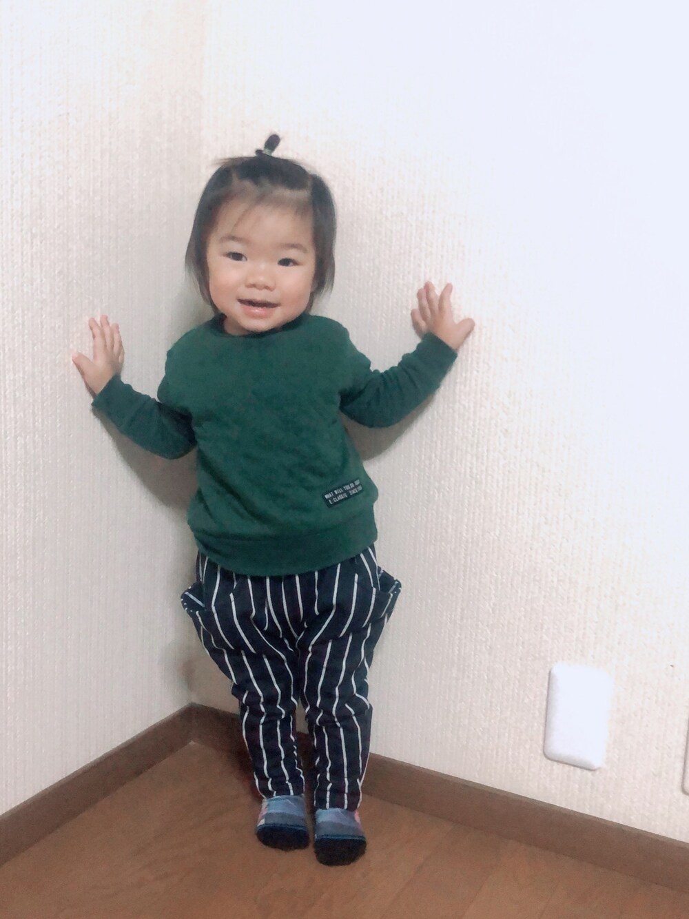 「おしゃれさんと繋がりたい、おんなのこ、おだんごヘアー、1歳9ヶ月、bee des bee」｜「Birthdayのアイテム（スウェット、グリーン系）」を使った、monkiさん（キッズ・80cm）の春コーディネートの1枚目の写真