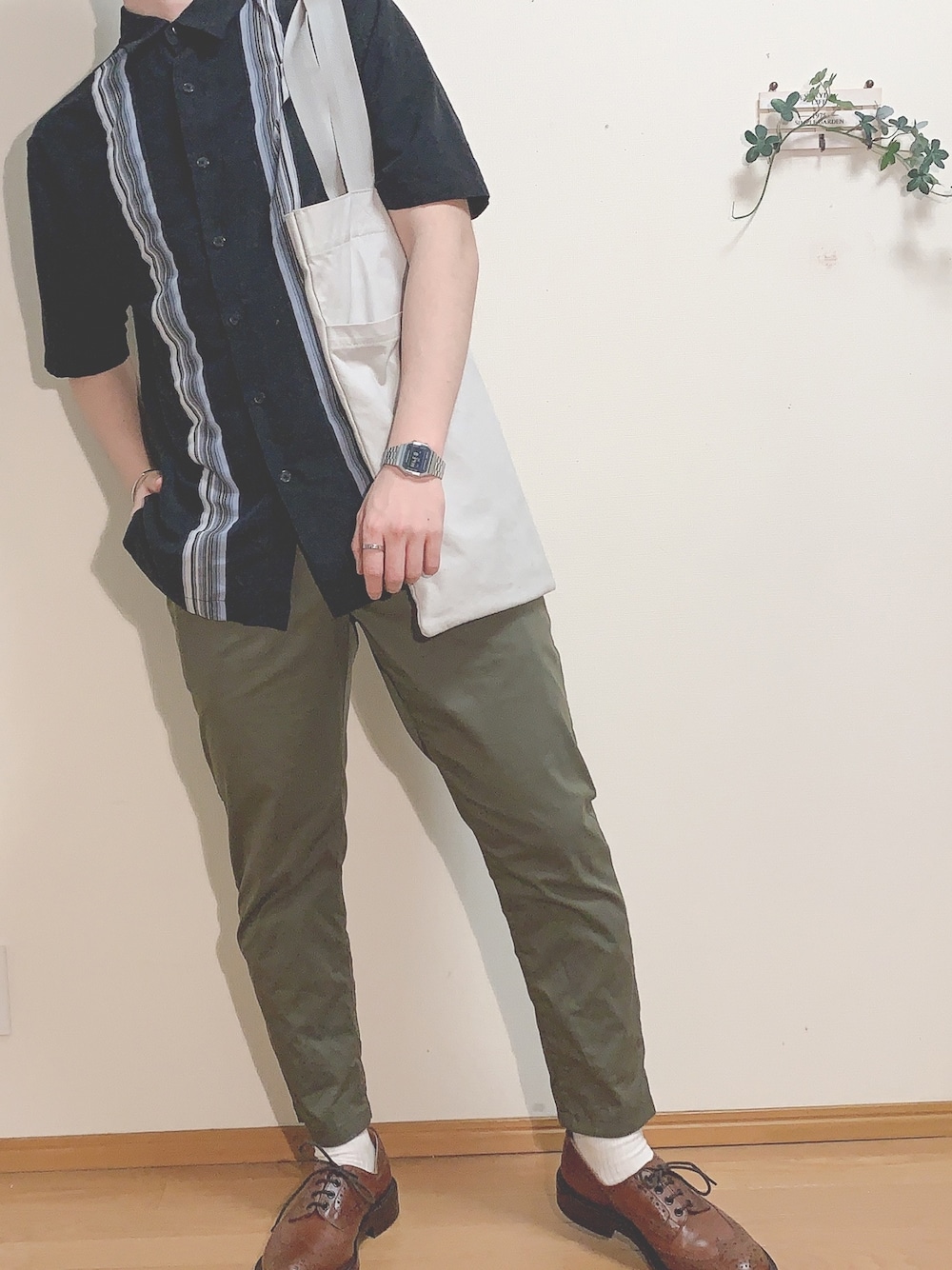 「おしゃれさんと繋がりたい、カジュアルコーデ、春夏コーデ、夏コーデ、春コーデ、大学生コーデ、ブリティッシュコーデ、足太いコーデ、筋肉質コーデ」｜「MHL.のBASIC COTTON CANVAS（トートバッグ、グレー系）」を使った、British  Channel（相互）さん（メンズ・173cm）の春コーディネートの1枚目の写真