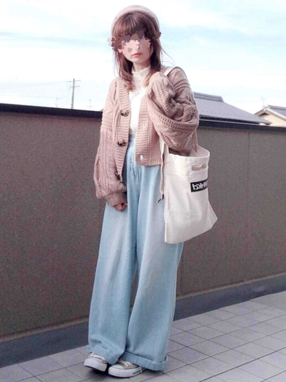 ブラウン系のカーディガン/ボレロ、ブルー系のデニムパンツ、ベージュ系のスニーカーを着用したレディースの秋コーディネートの1枚目の写真