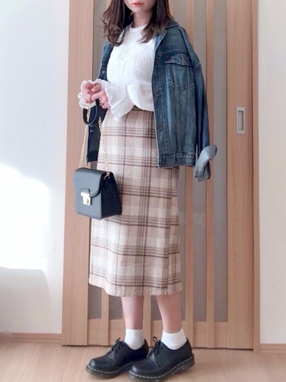「デニムジャケット、肩掛け、チェックスカート、pairpair、大人ガーリー、ドクターマーチン」｜「PairPairのチェック柄&無地ベルト付きナロースカート（スカート、ベージュ系）」を使った、hitomiさん（レディース・158cm）の冬コーディネートの1枚目の写真
