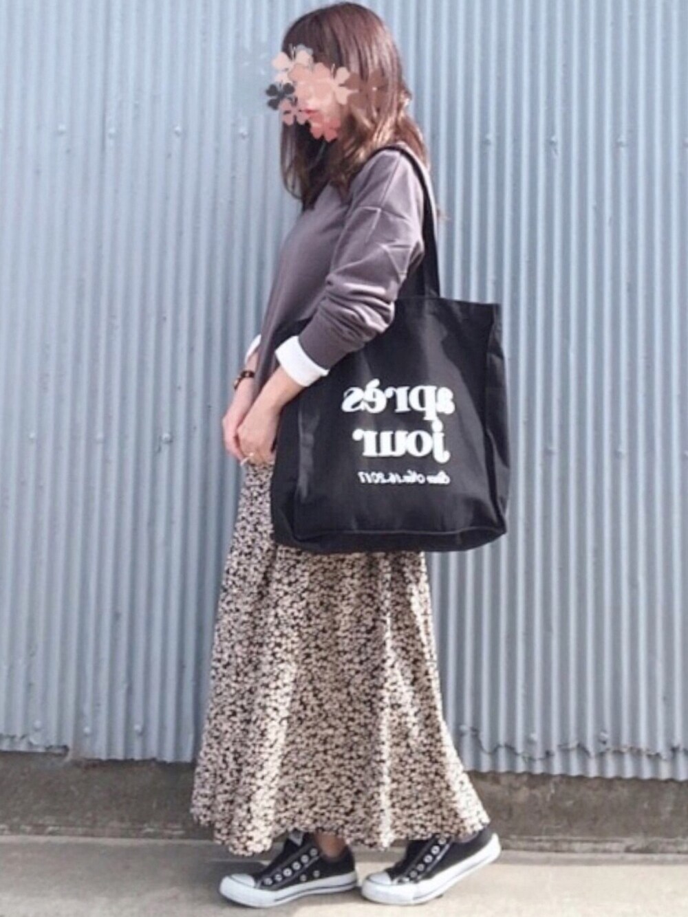「ラジエム、La-gemme、重ね着風、トレーナー、ゆるっと、ロングスカート、小花柄スカート、コンバース、トートバッグ、アプレジュール」｜「La-gemmeの重ね着風ゆるトレーナー（スウェット、グレー系）」を使った、hitomiさん（レディース・158cm）の冬コーディネートの1枚目の写真