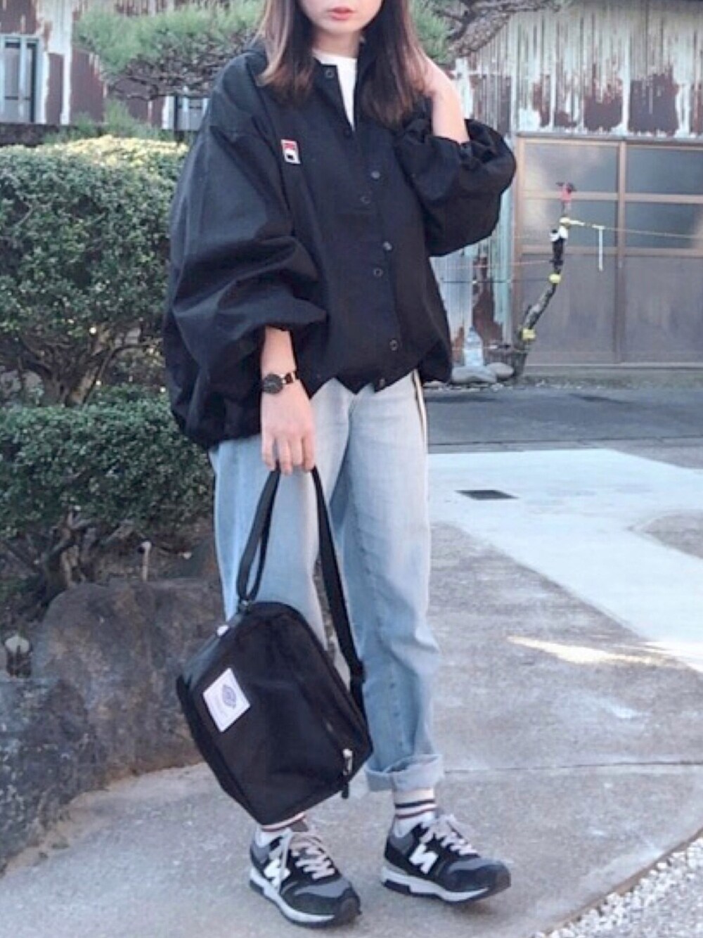「アドレセンス、adolescence、コーチジャケット、ボリューム袖、FILA、ZOZO限定、ZOZOでしか買えない、デニムパンツ」｜「Chaco closetの【FILA/フィラ】ADOLESCENCE別注 袖ボリューム コーチジャケット【ZOZOTOWN限定アイテム】（ブルゾン、ブラック系）」を使った、hitomiさん（レディース・158cm）の冬コーディネートの1枚目の写真