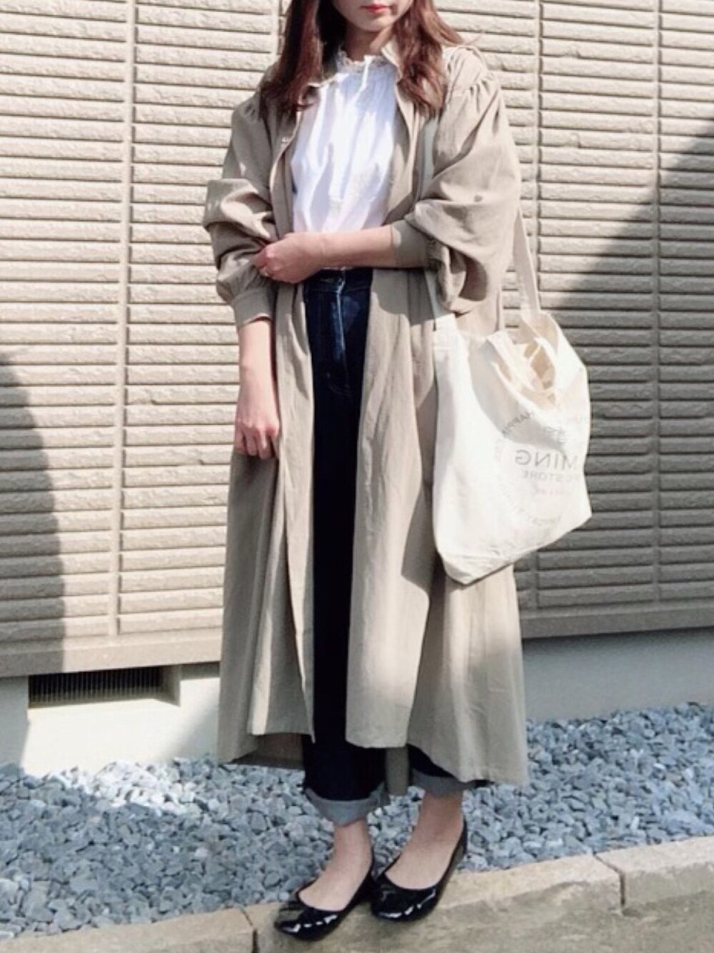 「パステル映える春、シュガービスケット、sugarbisket、２ＷＡＹ、ロングシャツワンピ、春、デニムパンツ、バレエシューズ、ブラウス、PR」｜「SUGAR BISKETの2wayデザインロングシャツワンピース（ワンピース、グリーン系）」を使った、hitomiさん（レディース・168cm）の春コーディネートの1枚目の写真
