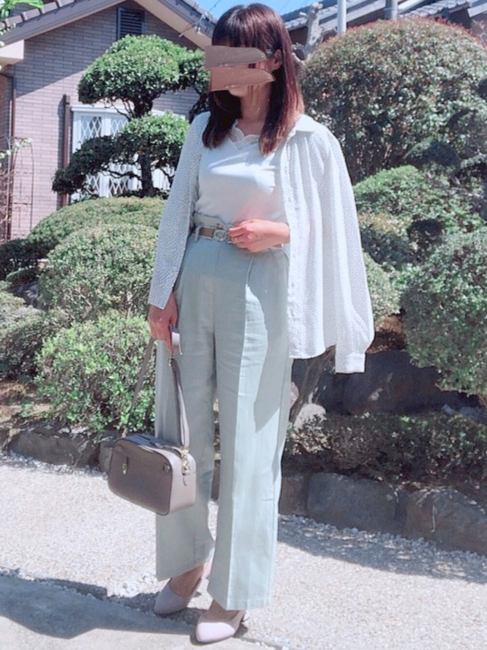 「カラーパンツ、しまむら、羽織り、ベルト付きパンツ、ミントグリーン、アドレセンス、レーストップス、パンプス、春コーデ」｜「しまむらのアイテム（その他パンツ、グリーン系）」を使った、hitomiさん（レディース・158cm）の春コーディネートの1枚目の写真