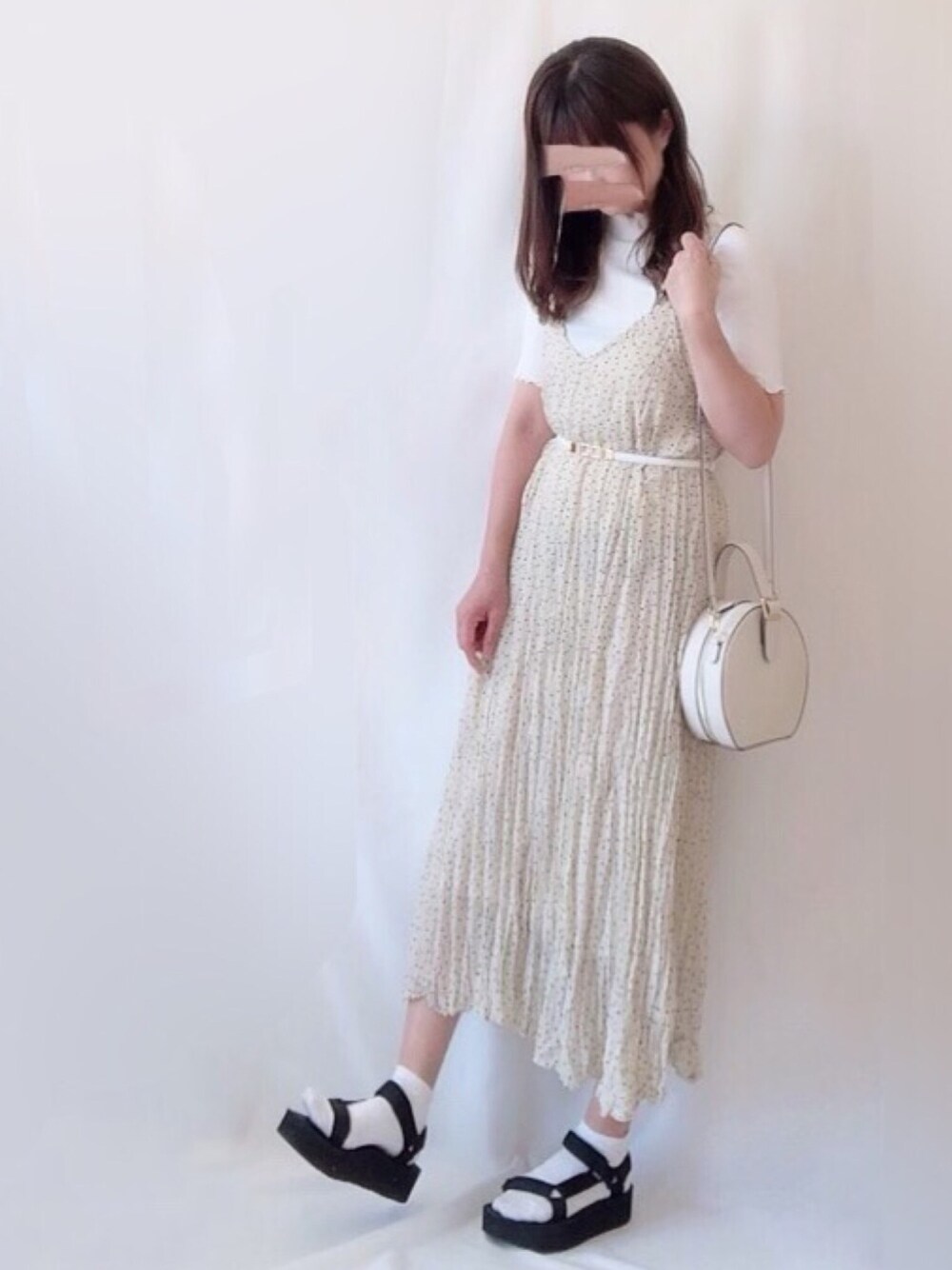 「休日スタイル、ワントーンコーデ、キャミワンピース、pairpair、earth music&ecology、ドット柄、テバ、ラウンドバッグ、春夏コーデ」｜「earth music&ecologyのアイテム（ワンピース/ドレス、ホワイト系）」を使った、hitomiさん（レディース・158cm）の春コーディネートの1枚目の写真